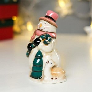 Сувенир керамика "Снеговик в розовой шляпе и шарфе с ягненком" 11,8х6,5х7,5 см