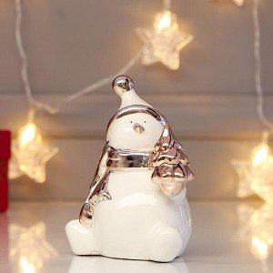 Сувенир керамика "Снеговик в колпаке и шарфе с ёлочкой" розовое золото 12х9,8х6,4 см
