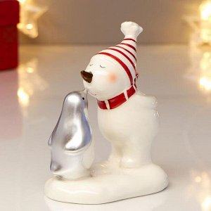 Сувенир керамика "Снеговик в полосатом красном колпаке - поцелуй с пингвином" 12х6,8х9,7 см   482545