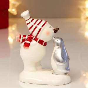 Сувенир керамика "Снеговик в полосатом красном колпаке - поцелуй с пингвином" 12х6,8х9,7 см   482545