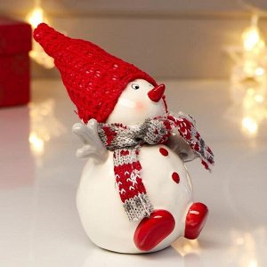 Сувенир керамика "Снеговик в вязаном красном колпаке, с совёнком" 13,6х9,7х9,8 см