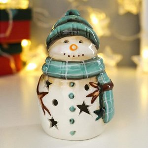 Сувенир керамика свет "Снеговик в зелёной вязаной шапке и шарфе" 13,5х8х8,3 см