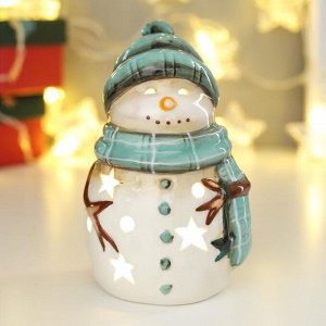 Сувенир керамика свет "Снеговик в зелёной вязаной шапке и шарфе" 13,5х8х8,3 см