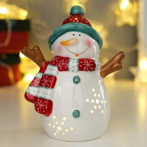 Сувенир керамика свет "Снеговик в красной шапке с зелёной бомбошкой" 13х7,3х10,3 см
