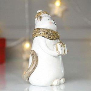 Сувенир полистоун "Котик в золотистой шапке и шарфе с подарком" 14х8х9 см