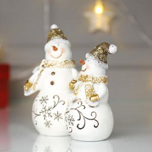 Сувенир полистоун "Снеговички в золотых шарфиках - рисунок снежинки" 13х7х12,5 см