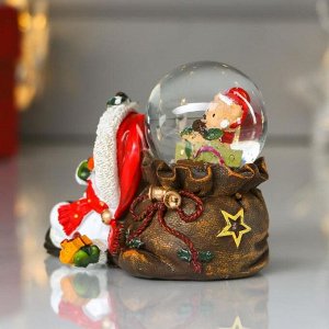 Сувенир полистоун водяной шар "Снеговик спит на мешке с подарками" d=4,5 см 7,5х6,5х10 см