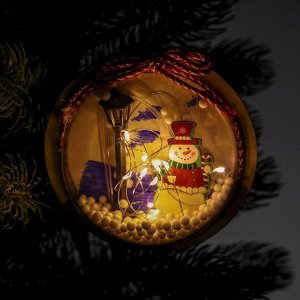 Новогодний шар с деревянной фигуркой и подсветкой «Снеговик и фонарь» 12х12 см
