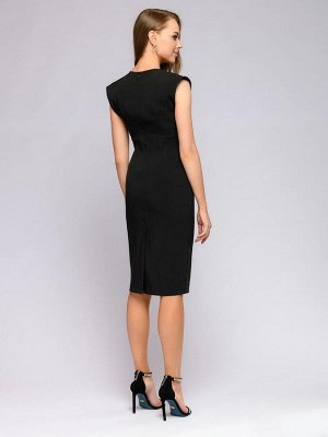 Платье-футляр черное с глубоким вырезом без рукавов