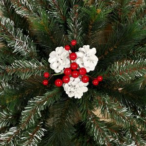 Рождественская снежинка "Мечта" с шишками и ягодами заснеженная 60 см., 111 веток