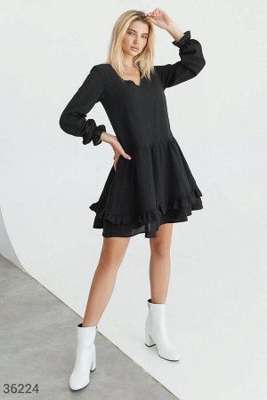 Свободное черное платье с двухслойной юбкой