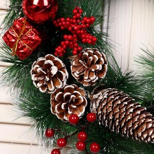 Венок новогодний d-40 см "Зимние шишки с подарками"