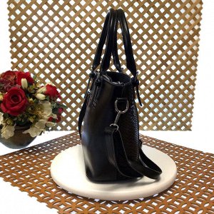 Женская сумочка Estate из натуральной кожи чёрного цвета.