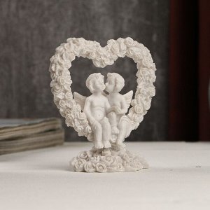 Сувенир полистоун "Белоснежные ангелы в цветочном сердце" 9,3х8,2х4,6 см