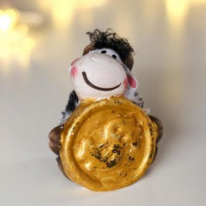 Сувенир керамика "Бычок с чёлкой, в шубке, с золотой монетой" 6,6х4,5х6,5 см