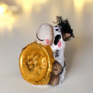 Сувенир керамика "Бычок с чёлкой, в шубке, с золотой монетой" 6,6х4,5х6,5 см
