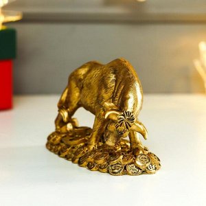 Сувенир полистоун "Золотой бык на золотых монетах" 7х5,3х11,8 см