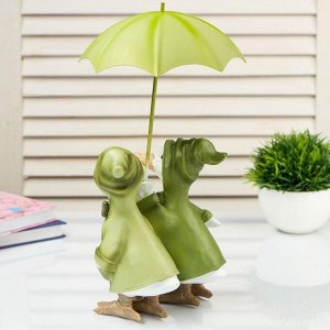 Сувенир полистоун &quot;Пара уток в дождевиках под зонтом&quot; 27х14х15 см