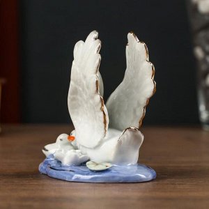 Сувенир керамика "Лебёдушка с детками" 9,6х6,3х8,8 см