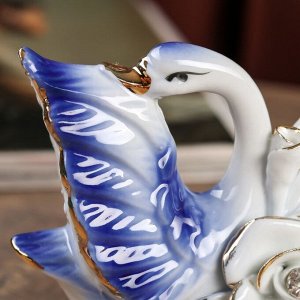 Сувенир керамика "Лебеди в заводи с розой" синий с золотом, страза 11,5х5,2х12,5 см