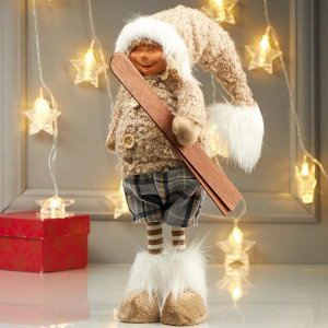 Кукла интерьерная "Мальчик в бежевой меховой куртке, с лыжами в руке" 47х12х15