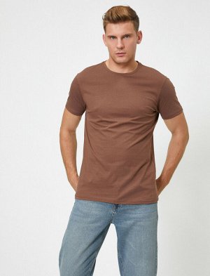 футболка Материал: %100 Хлопок Параметры модели: рост: 188 cm, грудь: 99, талия: 75, бедра: 95 Надет размер: M