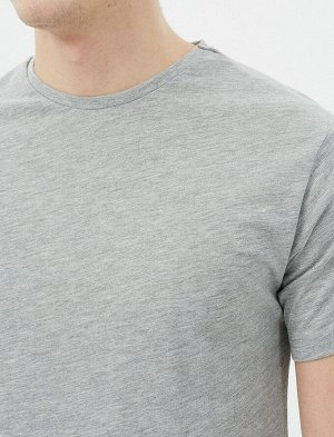 футболка Материал: %100 Хлопок Параметры модели: рост: 187 cm, грудь: 94, талия: 77, бедра: 94 Надет размер: M