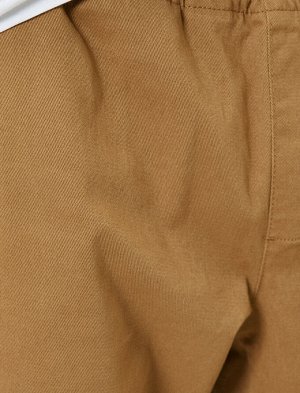 брюки Материал: %97  Хлопок, %3 Эластан Параметры модели: рост: 188 cm, грудь: 98, талия: 82, бедра: 95  Надет размер: 42