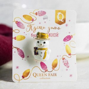 Брошь новогодняя "Снеговик с подарком", цветная в серебре
