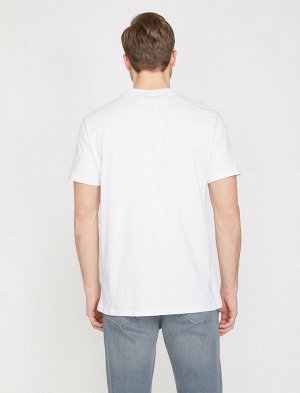 футболка Материал: %100 Хлопок Параметры модели:  рост: 190 cm, грудь: 80, талия: 98, бедра: 98 Надет размер: M