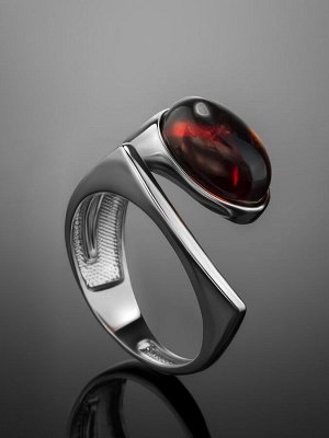 Стильное серебряное кольцо с вишнёвым янтарём «Либерти»