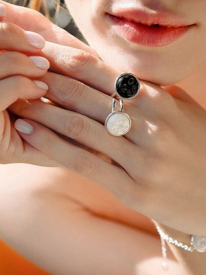 Стильное кольцо «Луна» с резной вставкой из янтаря, 006306369