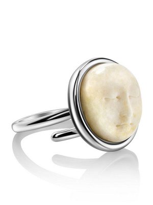Стильное кольцо «Луна» с резной вставкой из янтаря, 006306369