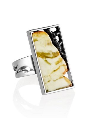 Серебряное кольцо «Модерн», украшенное пейзажным янтарём, 006307101