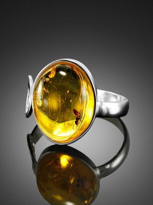 Лёгкое кольцо «Клио» из серебра и янтаря с инклюзом, 006308010