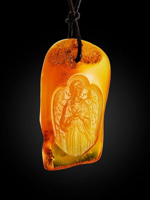 Подвеска из цельного янтаря с природной корочкой, украшенная резьбой «Ангел-Хранитель», 009204264