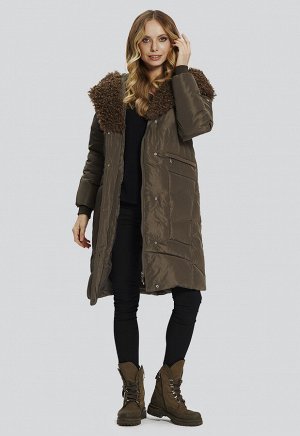 2109 какао Теплое зимнее пальто от российского производителя D’imma Fashion Studio, с отделкой капюшона искусственным мехом &quot;под козлик&quot;. Прорезные карманы на молнии, капюшон не отстегиваетс