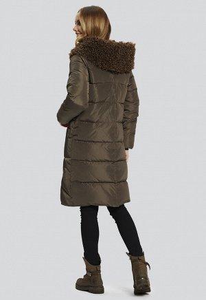 2109 какао Теплое зимнее пальто от российского производителя D’imma Fashion Studio, с отделкой капюшона искусственным мехом &quot;под козлик&quot;. Прорезные карманы на молнии, капюшон не отстегиваетс