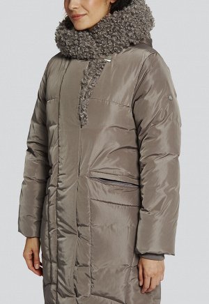 2109 хаки Теплое зимнее пальто от российского производителя D’imma Fashion Studio, с отделкой капюшона искусственным мехом &quot;под козлик&quot;. Прорезные карманы на молнии, капюшон не отстегивается