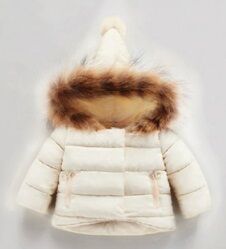 Утепленная куртка с меховой опушкой на капюшоне
