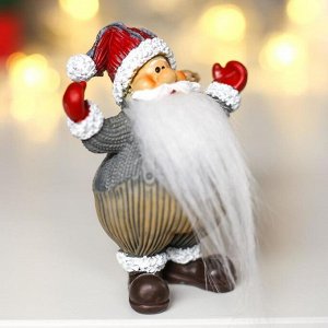 Сувенир полистоун "Дед Мороз в комбинезоне с медвежонком" 8х6,7х4,7 см