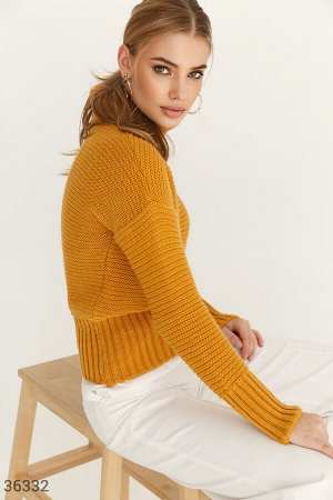 Приталенный свитер трендового оттенка
