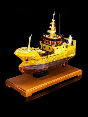 Модель корабля из натурального балтийского янтаря «Траулер Всеслав», 007006093