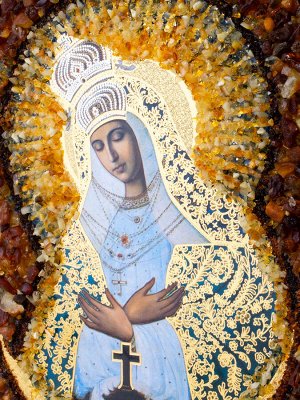 Остробрамская икона Божией Матери, украшенная натуральным янтарём