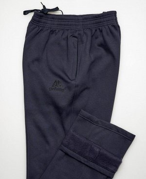 Спорт Мужские брюки, выполнены из утепленной ткани - футер трехниточный с начесом. Два боковых кармана на молниях, по поясу широкая эластичная резинка + внутренний фиксирующий шнурок, элементы дизайна