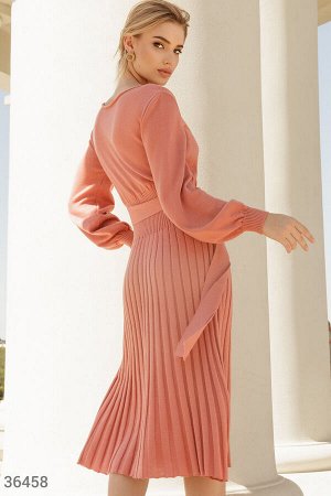 Коралловое платье с плиссированной юбкой