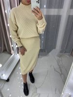 Костюм с юбкой вязаный
