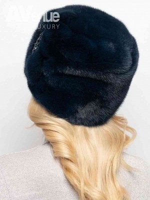 Шапка Элегантная женская зимняя норковая шапка. Мягкие складки в верхней части изделия придают умеренный объём и оригинальный силуэт, благодаря чему этот головной убор подходит женщинам с любым типом 