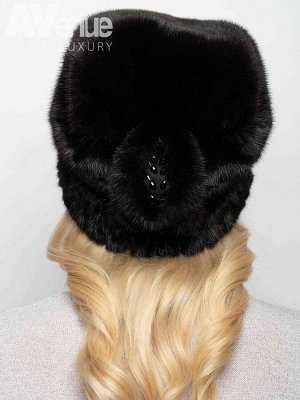 Шапка Модная женская зимняя норковая шапка мягкой формы. Оригинальная конструкция со складками по бокам и в затылочной зоне придаёт визуальный объём и выигрышный силуэт этому головному убору. Эластичн