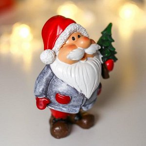 Сувенир полистоун "Дед Мороз в серой кафтане в колпаке/шапке с подарком" МИКС 9,5х7х4,8 см